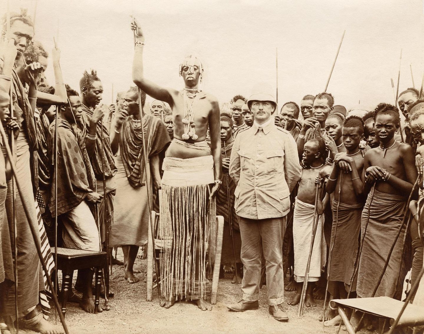 König Yuhi V. Musinga neben einem kaiserlichen Kolonialoffizier in Ruanda