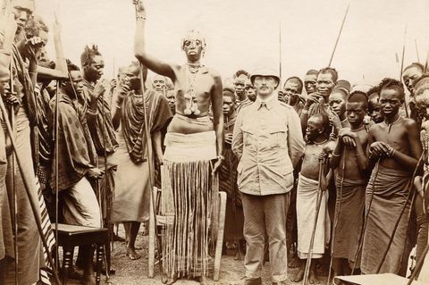 König Yuhi V. Musinga neben einem kaiserlichen Kolonialoffizier in Ruanda
