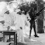 Bernhard Dernburg, Staatssekretär im Reichskolonialamt bei Schießübungen