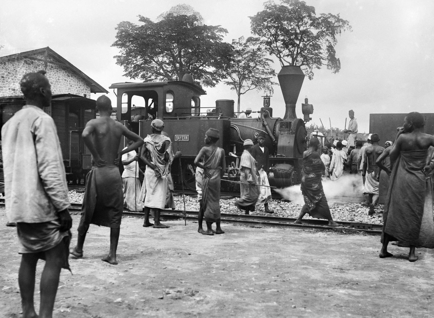 Fortschritt, der den Tätern dient Einheimische Zwangsarbeiter vor Zug in Deutsch-Ostafrika