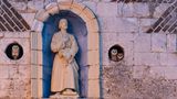 Als wären sie wie Statuen mit dem Gebäude verwachsen, blicken diese Schleiereulen aus einer Nische in der Wand einer verlassenen Kapelle im Nordwesten Frankreichs. Der Fotograf Benoit Henrion hatte beobachtet, dass die Kapelle von Westlichen Schleiereulen (Tyto alba) besetzt wurde, die dort allerdings keine geeignete Fläche zum Nisten fanden. Also brachte er einen Nistkasten an – und konnte anderthalb Jahre später dieses Eulenpaar samt Nachwuchs fotografieren, das in der Abenddämmerung von einer Straßenlaterne angestrahlt wird. 