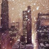 Hochhäuser einer Großstadt, die in rot-bräunlichen Farben scheinen, während Schnee fällt