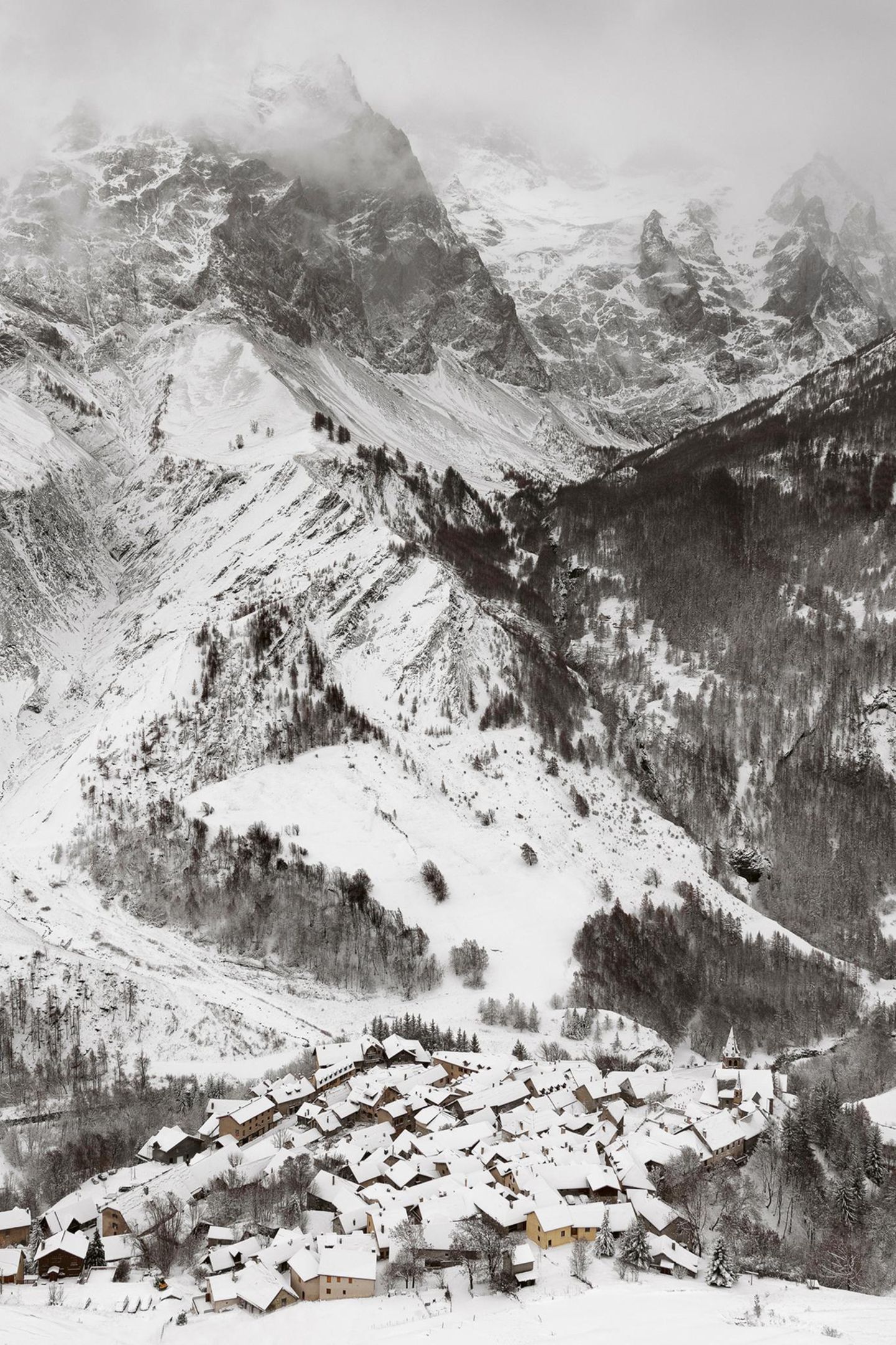 La Grave, Frankreich Ein Dorf vor einem schneebedeckten Berg in Frankreich