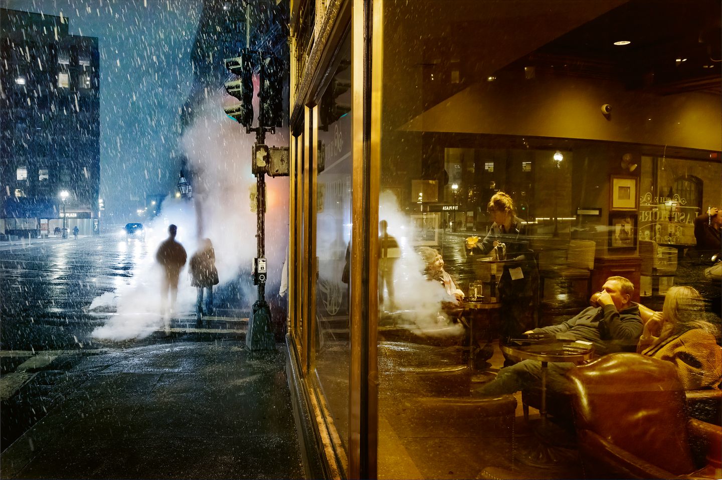 Links eine Straßenszene in blauem Licht, rechts der Blick in ein warm beleuchtetes Cafe in Boston
