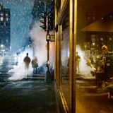 Links eine Straßenszene in blauem Licht, rechts der Blick in ein warm beleuchtetes Cafe in Boston