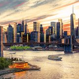 Brooklyn Bridge in New York mit Booten davor