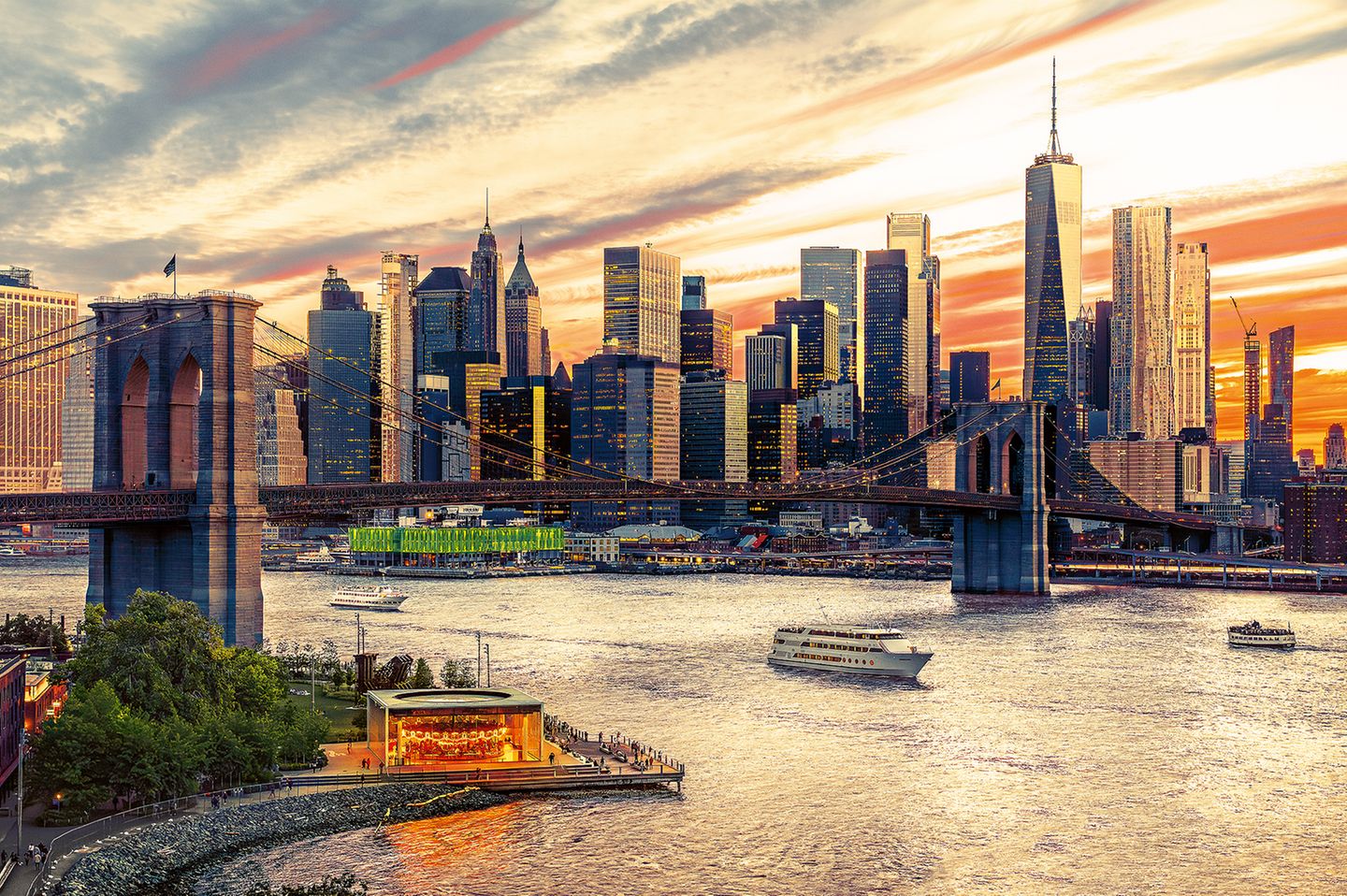 Brooklyn Bridge in New York mit Booten davor