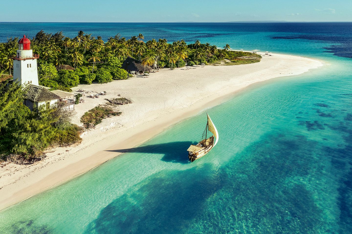 Kolonialerbe auf Fanjove Leuchtturm am Strand der Insel Fanjove, Tansania