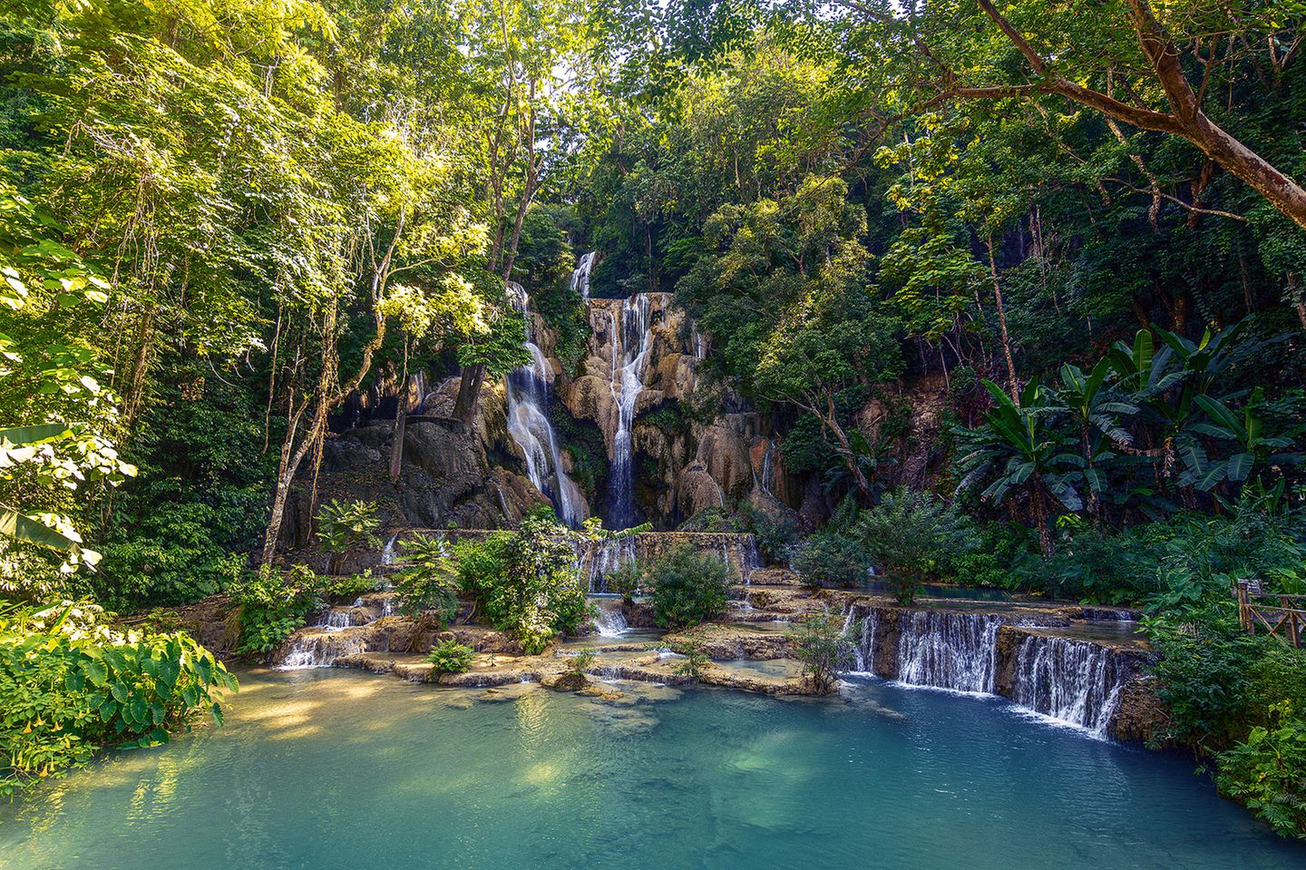 Bildschöner Kuang-Si-Wasserfall in Laos Kuang-Si-Wasserfall in der Provinz Luang Prabang in Laos