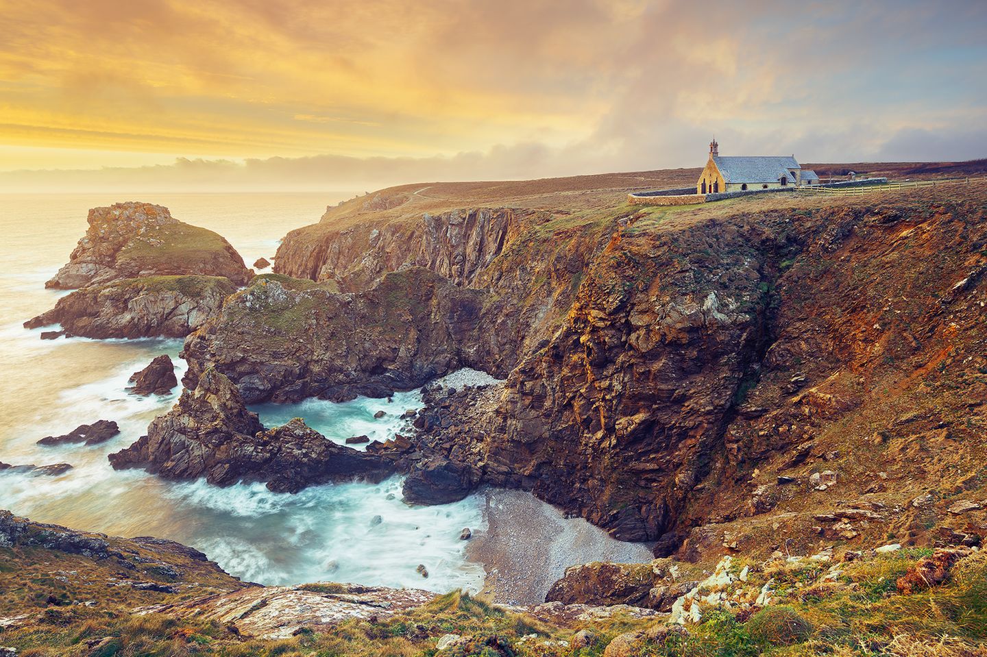 Wildromantische Küste der Bretagne Kapelle Saint-They an der Steilküste der Pointe du Van in der Bretagne