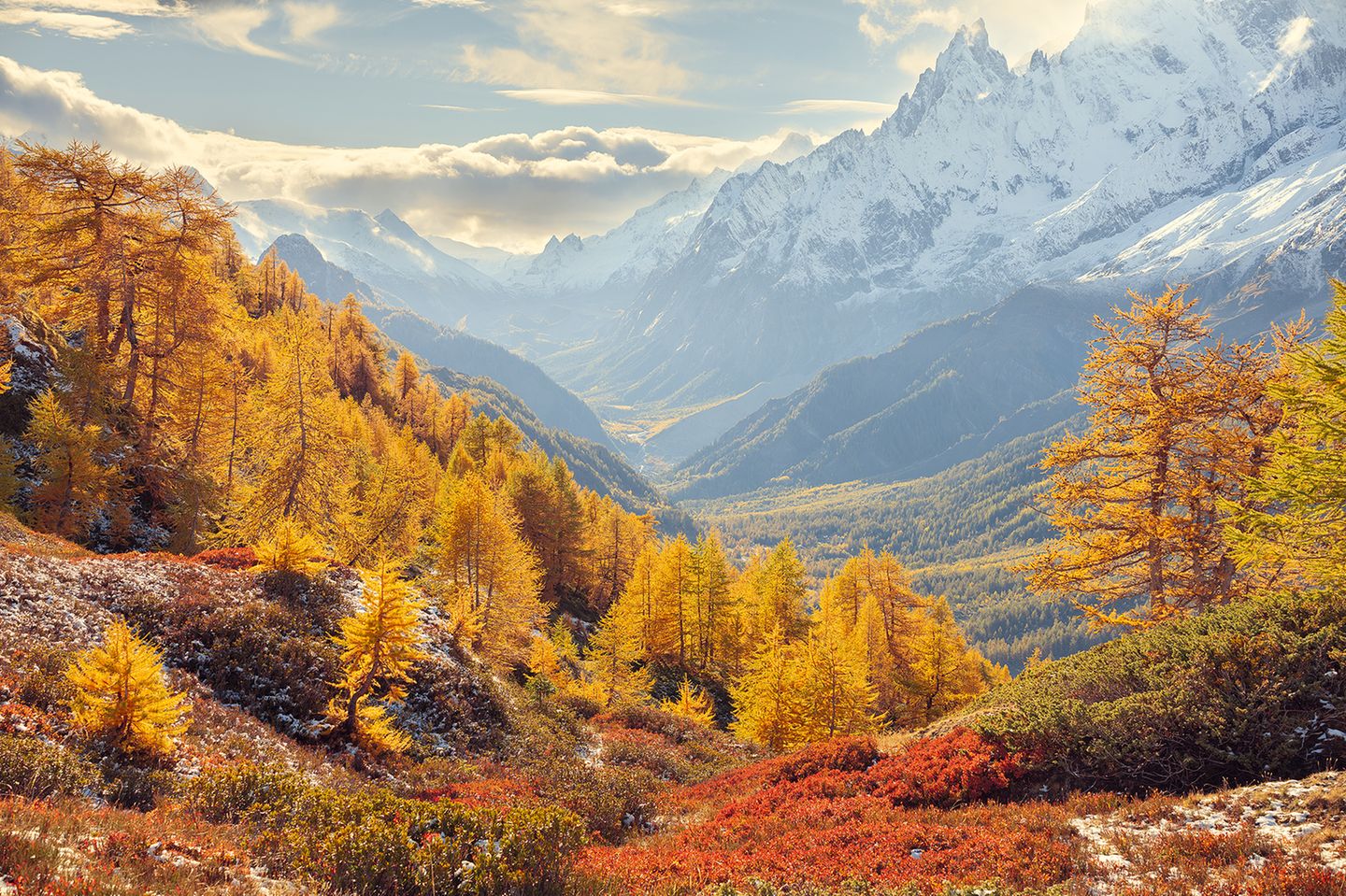 Herbst im italienischen Aostatal Aostatal mit Mont-Blanc-Gruppe im Hintergrund