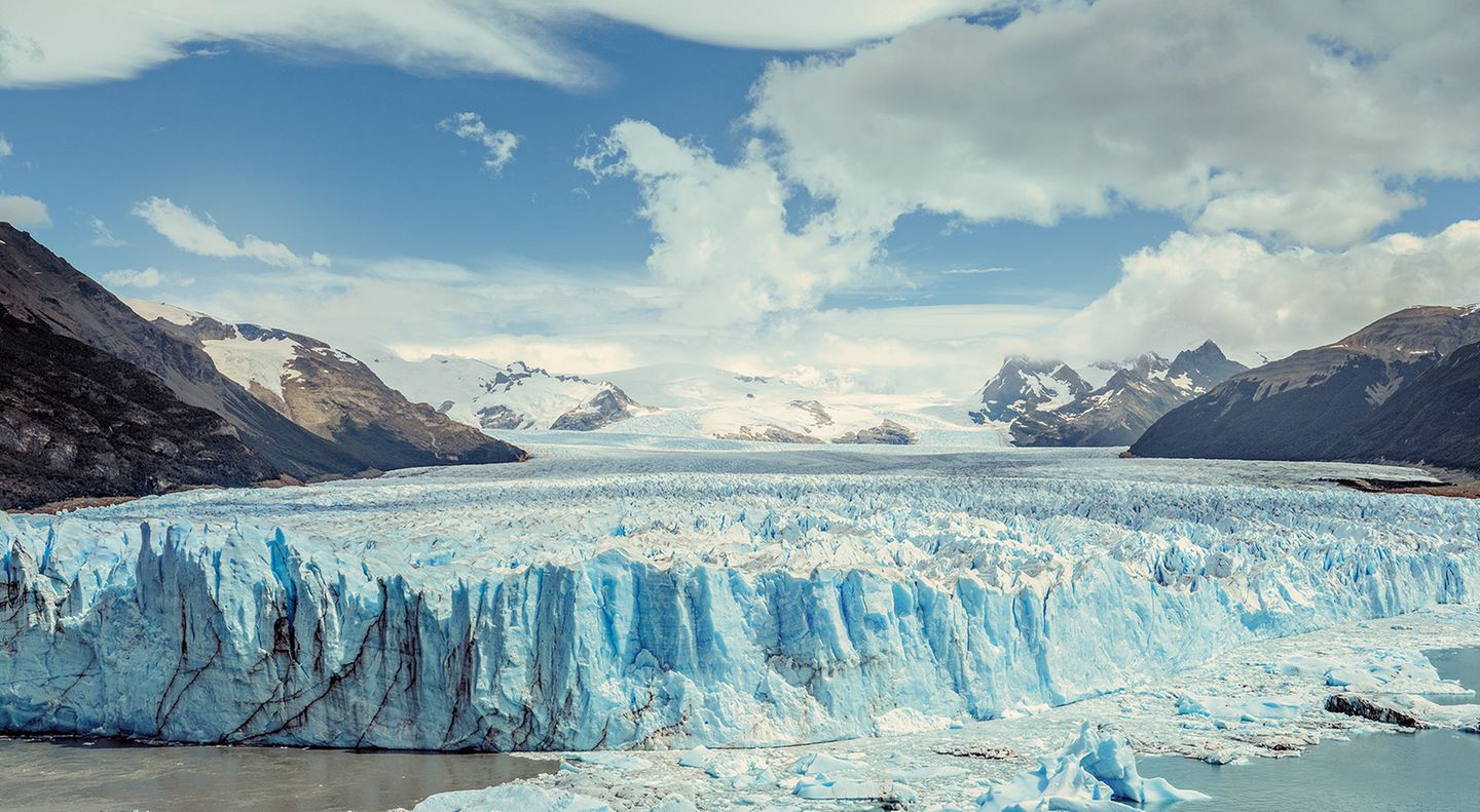 Lawine aus Eis am Lago Argentino Lago Argentino und Gletscher Perito Moreno