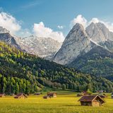 Garmisch-Partenkirchen am Fuß des Alpenmassivs