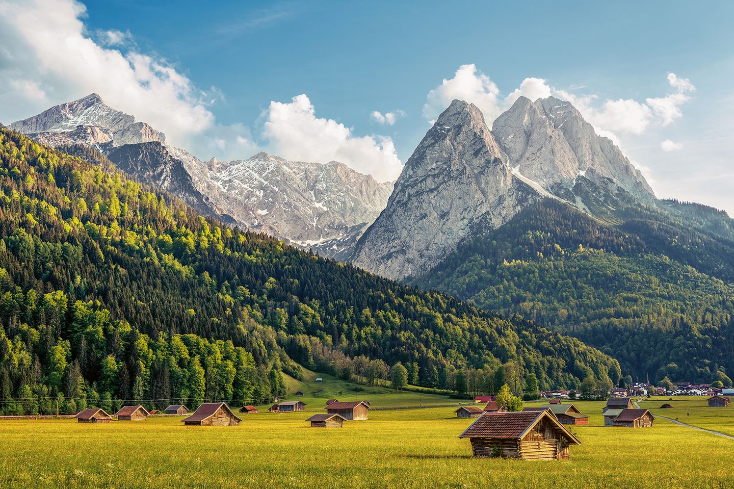 Garmisch-Partenkirchen Garmisch-Partenkirchen am Fuß des Alpenmassivs