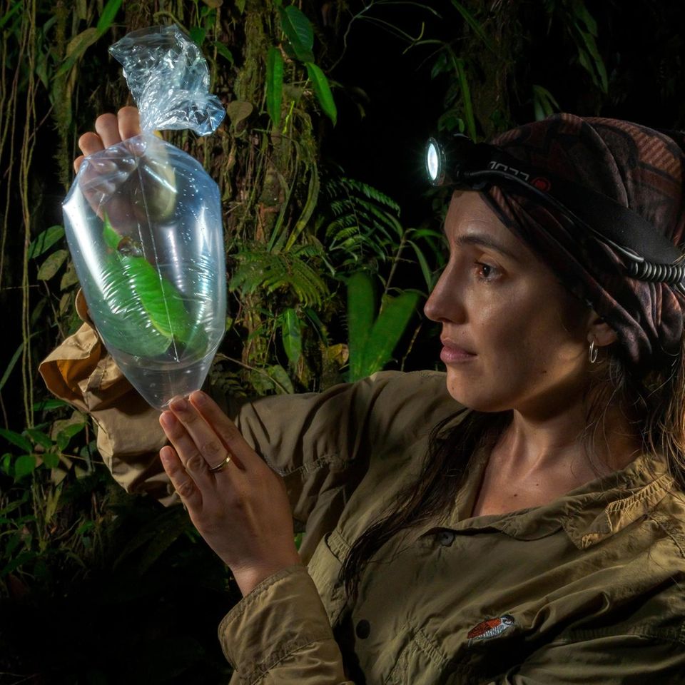 Karla Neira Salamea mit Plastikbeutel in der Hand