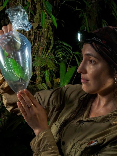 Karla Neira Salamea mit Plastikbeutel in der Hand