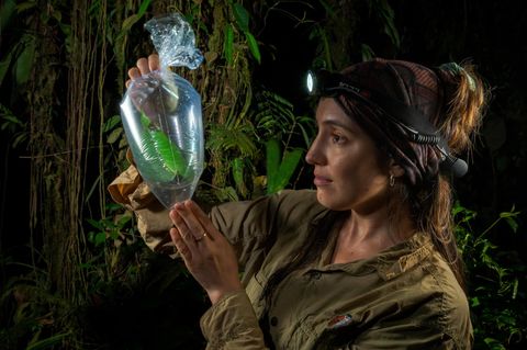 Karla Neira Salamea mit Plastikbeutel in der Hand Karla Neira Salamea mit Plastikbeutel in der Hand