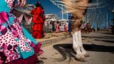 Die "Feria de La Línea" ist ein kleines, aber charmantes Volksfest im südlichsten Teil Andalusiens. Seit fast 140 Jahren trifft in der Stadt La Línea jedes Jahr im Juli Tradition auf moderne Unterhaltung, was sowohl Einheimische wie auch Besucher und Schaulustige anzieht. Musik liegt in der Luft, Frauen in Flamencokleidern verbreiten Ausgelassenheit, und Pferde trippeln mit anmutigen Bewegungen durch die Straßen. So verschmilzt alles zu einem fesselnden Wirbel aus Klängen, Farben und Bewegung und bietet einen faszinierenden Einblick in die andalusische Kultur.