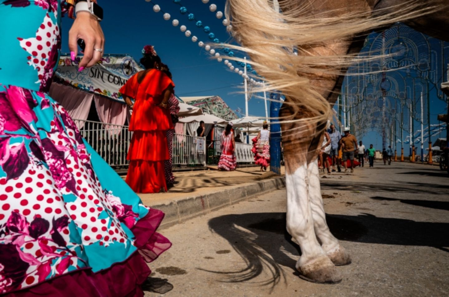 Die "Feria de La Línea" ist ein kleines, aber charmantes Volksfest im südlichsten Teil Andalusiens. Seit fast 140 Jahren trifft in der Stadt La Línea jedes Jahr im Juli Tradition auf moderne Unterhaltung, was sowohl Einheimische wie auch Besucher und Schaulustige anzieht. Musik liegt in der Luft, Frauen in Flamencokleidern verbreiten Ausgelassenheit, und Pferde trippeln mit anmutigen Bewegungen durch die Straßen. So verschmilzt alles zu einem fesselnden Wirbel aus Klängen, Farben und Bewegung und bietet einen faszinierenden Einblick in die andalusische Kultur.