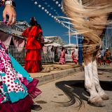 Die "Feria de La Línea" ist ein kleines, aber charmantes Volksfest im südlichsten Teil Andalusiens. Seit fast 140 Jahren trifft in der Stadt La Línea jedes Jahr im Juli Tradition auf moderne Unterhaltung, was sowohl Einheimische wie auch Besucher und Schaulustige anzieht. Musik liegt in der Luft, Frauen in Flamencokleidern verbreiten Ausgelassenheit, und Pferde trippeln mit anmutigen Bewegungen durch die Straßen. So verschmilzt alles zu einem fesselnden Wirbel aus Klängen, Farben und Bewegung und bietet einen faszinierenden Einblick in die andalusische Kultur.
