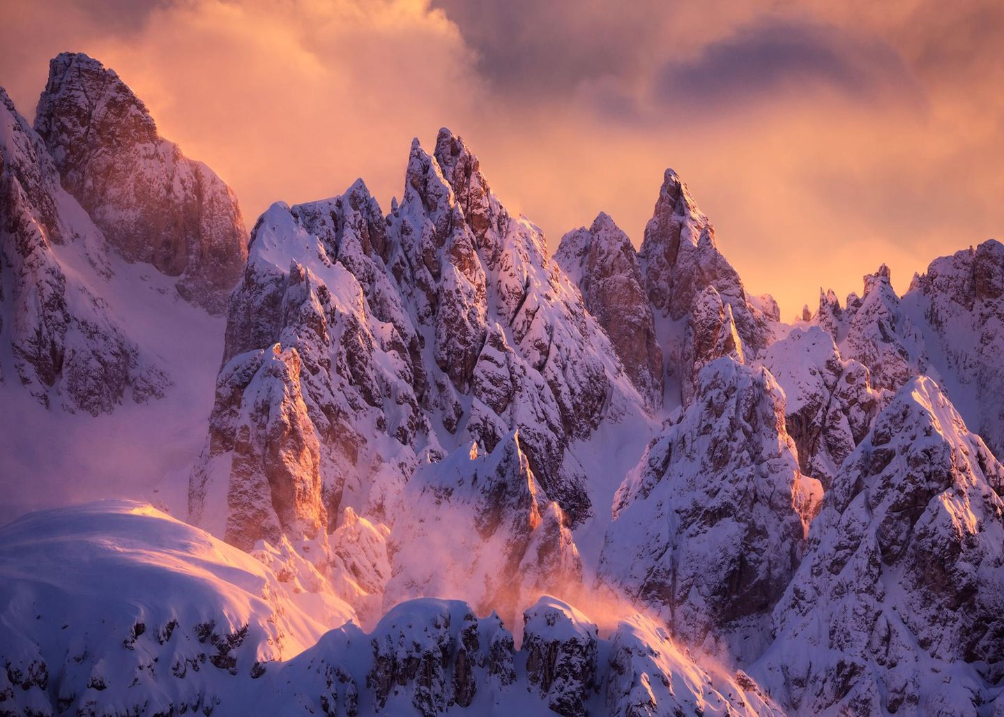 Leuchtender Moment Alpenglühen in den italienischen Alpen