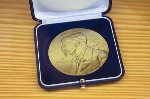 Medaille des Nobelpreises liegt auf einem Tisch