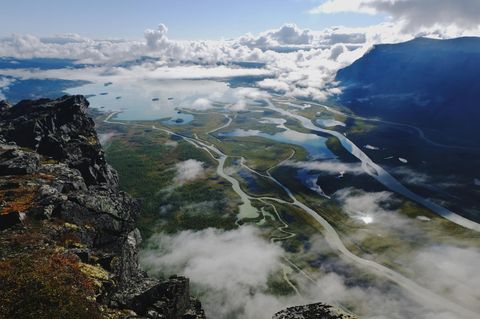 Unter löchrigen Wolkendecke ist ein verzweigtes Flussdelta zu sehen: das Laitaure-Delta