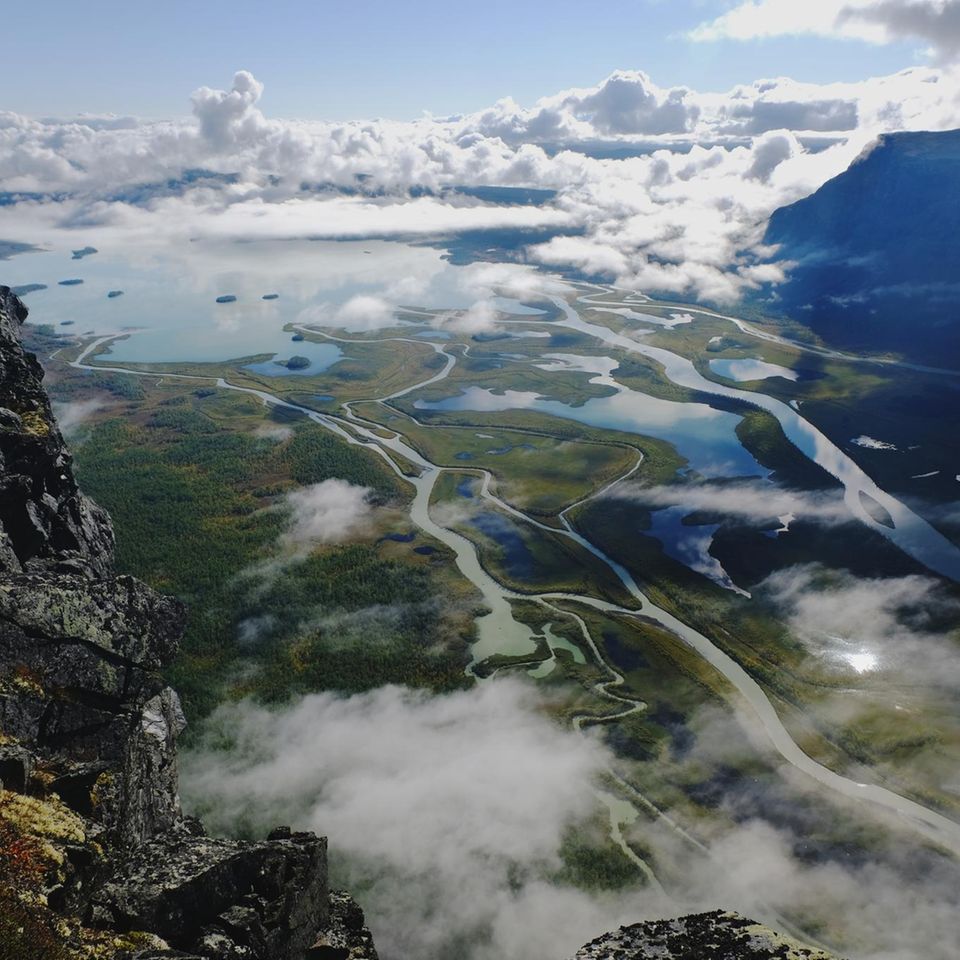 Unter löchrigen Wolkendecke ist ein verzweigtes Flussdelta zu sehen: das Laitaure-Delta