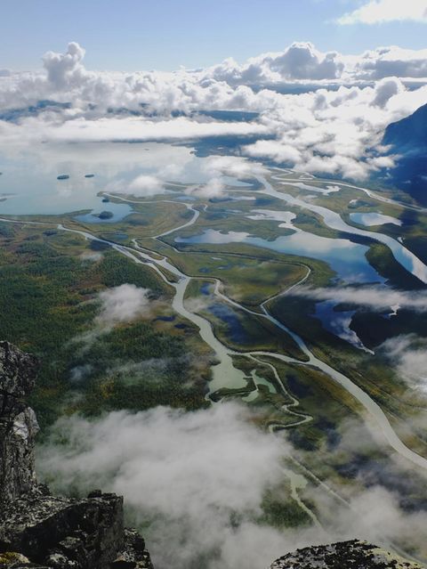 Unter löchrigen Wolkendecke ist ein verzweigtes Flussdelta zu sehen: das Laitaure-Delta