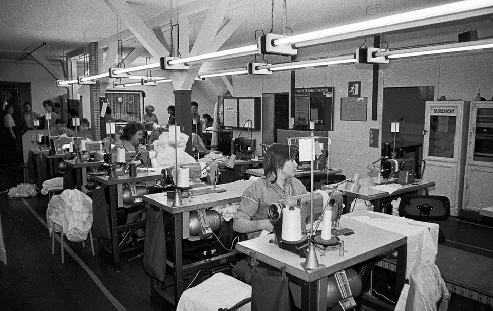 Frauen arbeiten im Gefängnis Hoheneck an Nähmaschinen