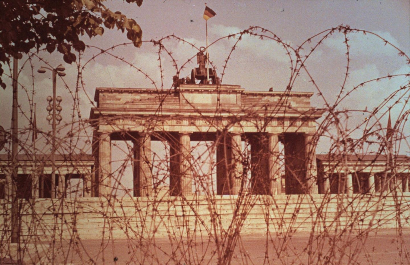Brandenburger Tor mit Stacheldraht