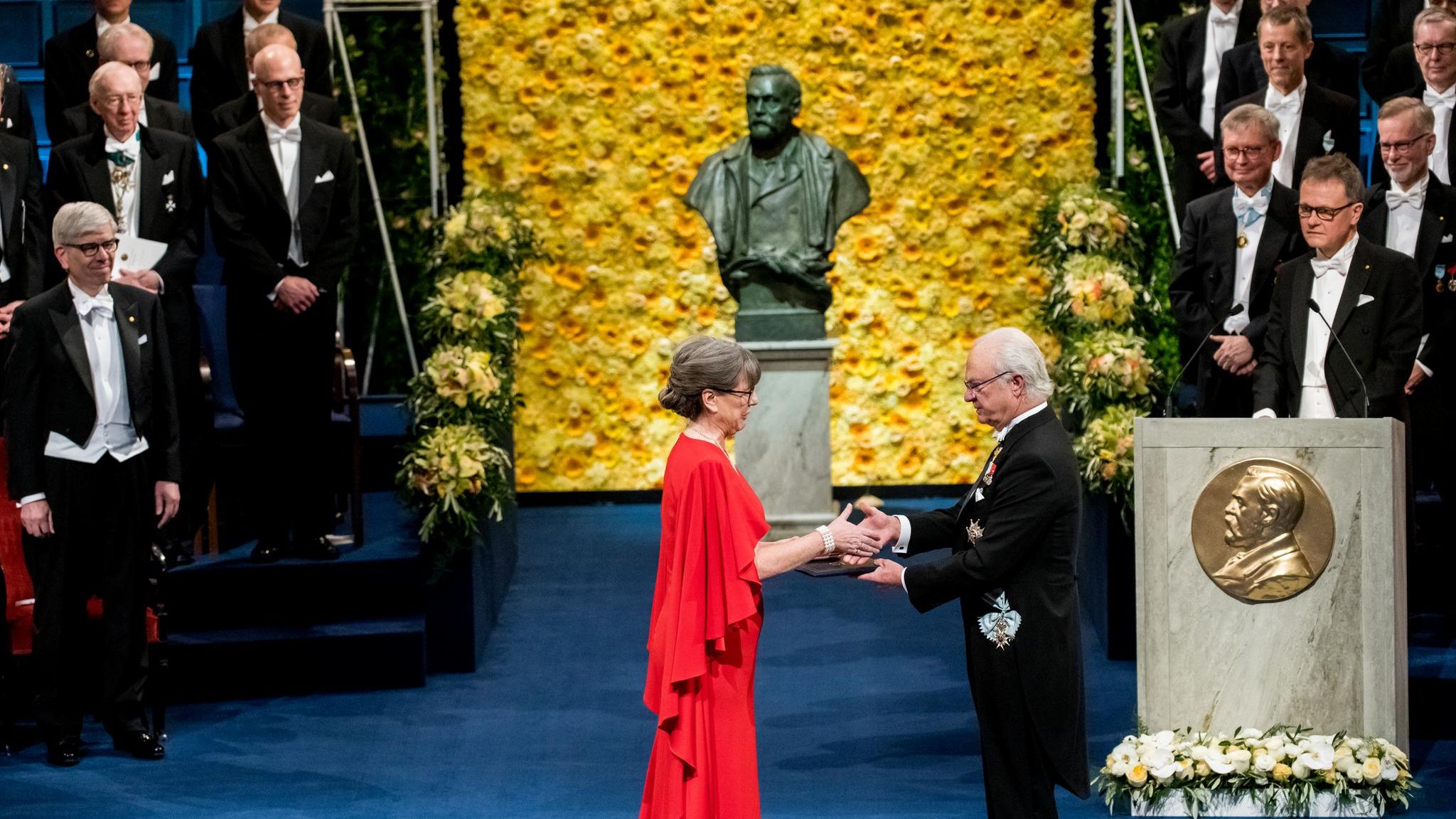 Vor der Büste Alfred Nobels überreicht der schwedische König die Nobelmedaille an die Physikerin Donna Strickland. Mit den Insignien des 19. Jahrhunderts werden hier die Errungenschaften des 21. Jahrhunderts geehrt