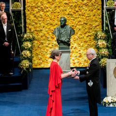 Vor der Büste Alfred Nobels überreicht der schwedische König die Nobelmedaille an die Physikerin Donna Strickland. Mit den Insignien des 19. Jahrhunderts werden hier die Errungenschaften des 21. Jahrhunderts geehrt