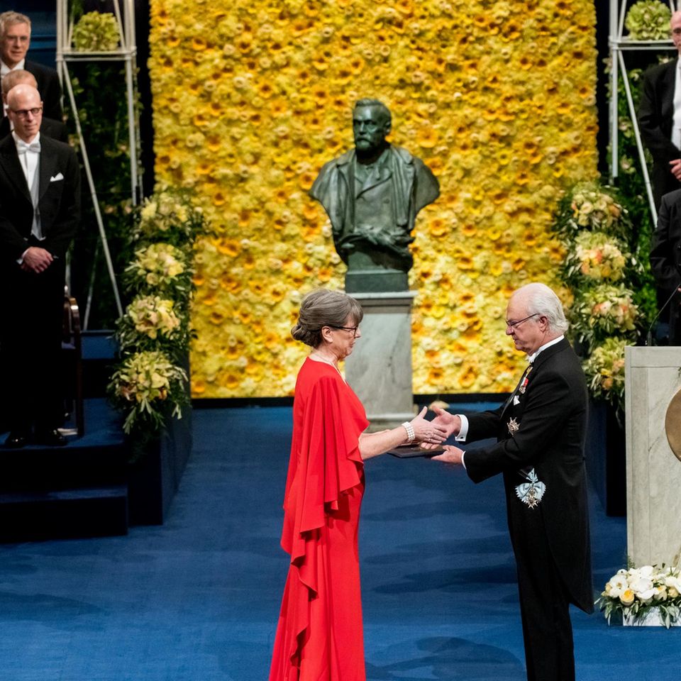 Vor der Büste Alfred Nobels überreicht der schwedische König die Nobelmedaille an die Physikerin Donna Strickland. Mit den Insignien des 19. Jahrhunderts werden hier die Errungenschaften des 21. Jahrhunderts geehrt