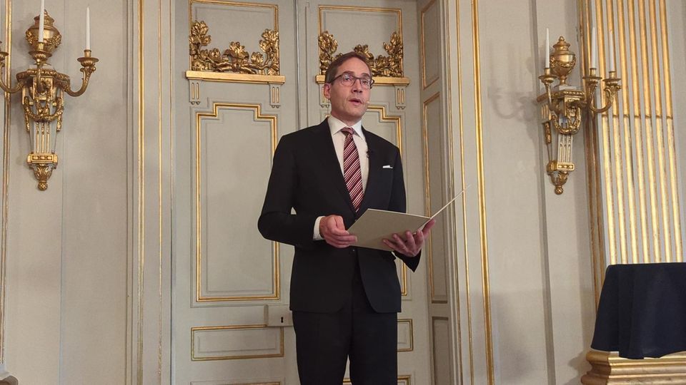 Hinter verschlossener Tür fällt die Entscheidung. Dann tritt der Ständige Sekretär der Schwedischen Akademie heraus und verkündet, welcher Autor oder welche Autorin den Nobelpreis für Literatur erhalten wird 