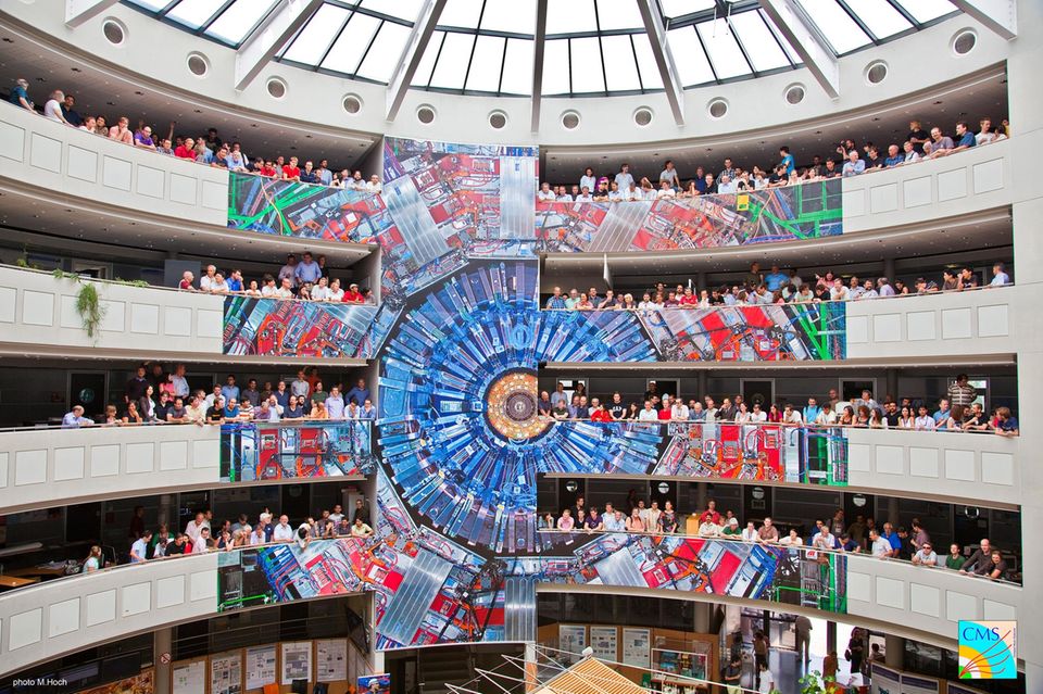 Dutzende Forschende des CMS-Detektors versammeln sich am Cern für ein Gruppenfoto. Sie halfen mit, das Higgsteilchen nachzuweisen. Das Bild zeigt nicht die komplette Arbeitsgruppe, die wiederum nur eine unter vielen Arbeitsgruppen war, die weltweit für die gewaltige Kraftanstrengung der Entdeckung notwendig waren