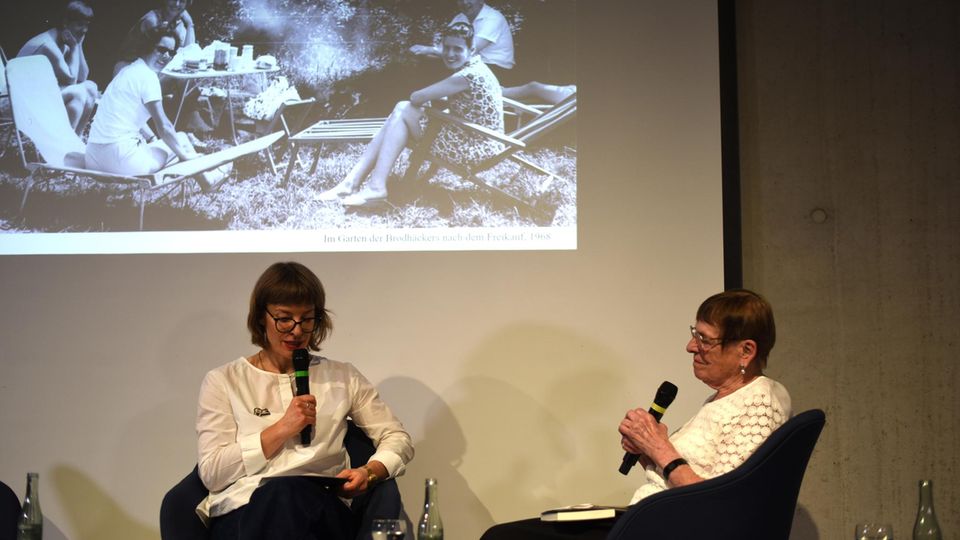 Die Kuratorin für Zeitzeugenarbeit/Oral History der Stiftung Berliner Mauer, Sarah Bornhorst (l.), und Renate Werwigk-Schneider sprechen bei der Vorstellung ihrer Biografie über das Leben in der DDR 