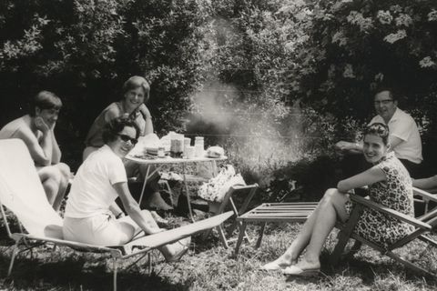 Nach langen Monaten in der Haft in Hohenschönhausen und in Hoheneck wird Renate Werwigk-Schneider (im Bild rechts) am 14. Juli 1968 freigekauft. Danach kommt sie bei ihren Freunden in Gießen unter 