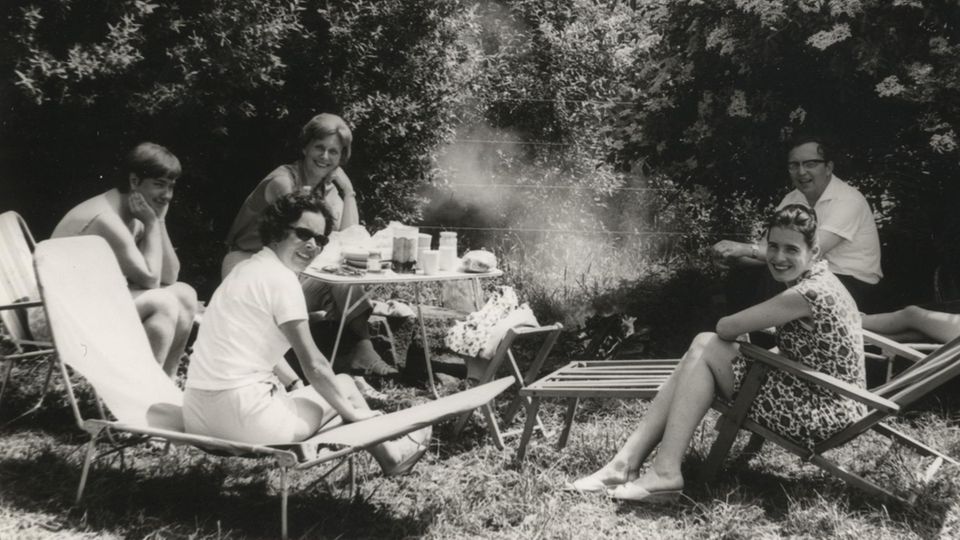 Nach langen Monaten in der Haft in Hohenschönhausen und in Hoheneck wird Renate Werwigk-Schneider (im Bild rechts) am 14. Juli 1968 freigekauft. Danach kommt sie bei ihren Freunden in Gießen unter 