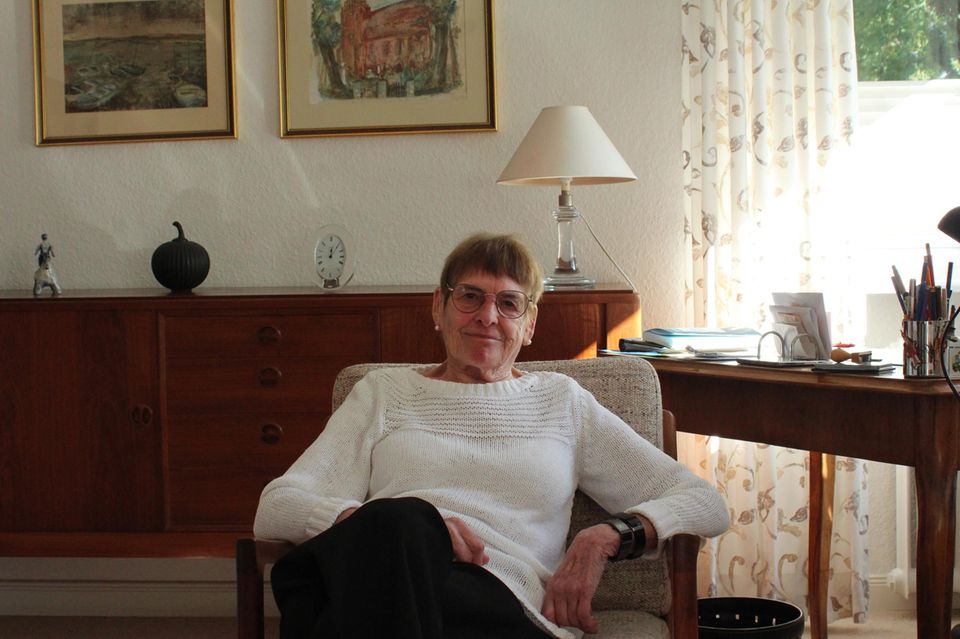 Renate Werwigk-Schneider in ihrer Wohnung