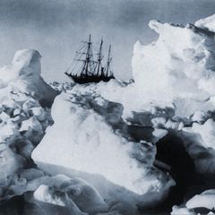 Historisches Schwarz-Weiß Foto der in der Ferne im Packeis eingeschlossenen Endurance