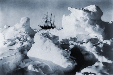 Historisches Schwarz-Weiß Foto der in der Ferne im Packeis eingeschlossenen Endurance