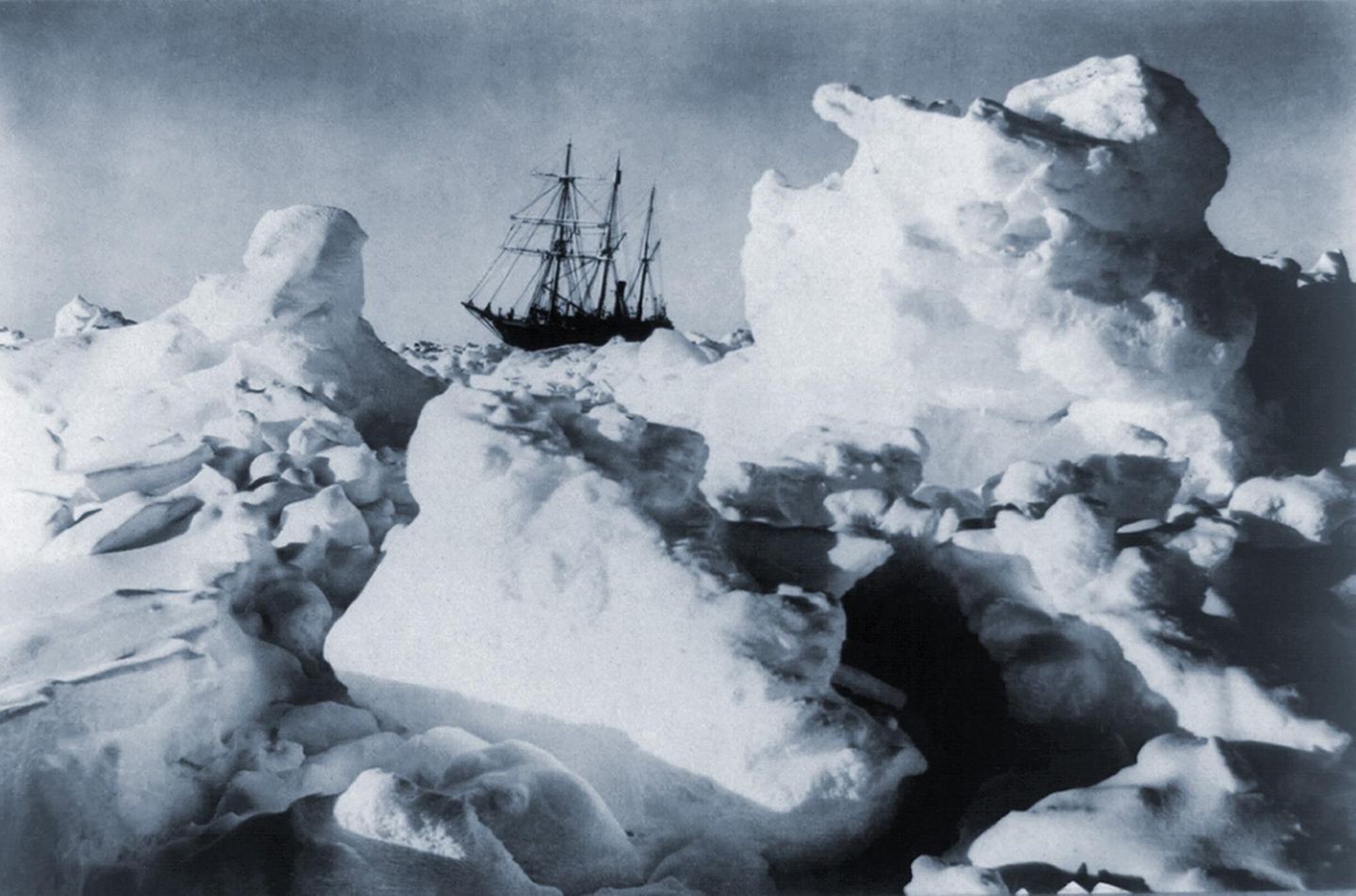Historisches Schwarz-Weiß Foto der in der Ferne im Packeis eingeschlossenen Endurance