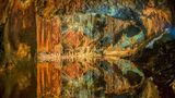 Die Tropfsteinhöhle Saafelder Feengrotten, welche bunt beleuchtet wird in orange und türkis