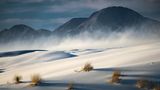 Die White Sands in Mexiko, eine Dünenlandschaft aus weißem Sand mit Hügeln im Hintergrund