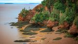 Die Küstenlandschaft Hopewell Rocks in Kanada bei Ebbe, bei der die Auswirkugen der starken Tide sichtbar werden