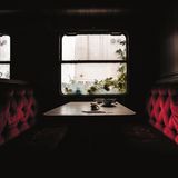 Alter Speisewagen mit roten Samtpolstern