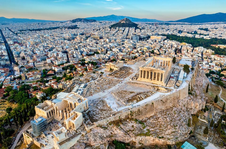 Luftaufnahme der Akropolis mit dem zum Teil eingerüsteten Parthenon im Abendlicht.
