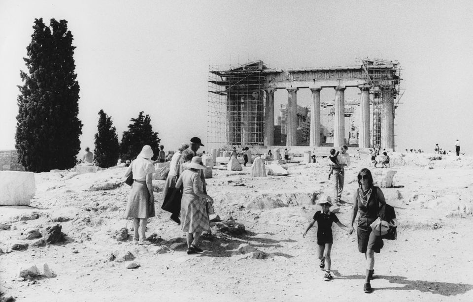 Schwarz-Weiß Aufnahme von Touristen vor dem zum Teil eingerüsteten Parthenon in den achtziger Jahren.