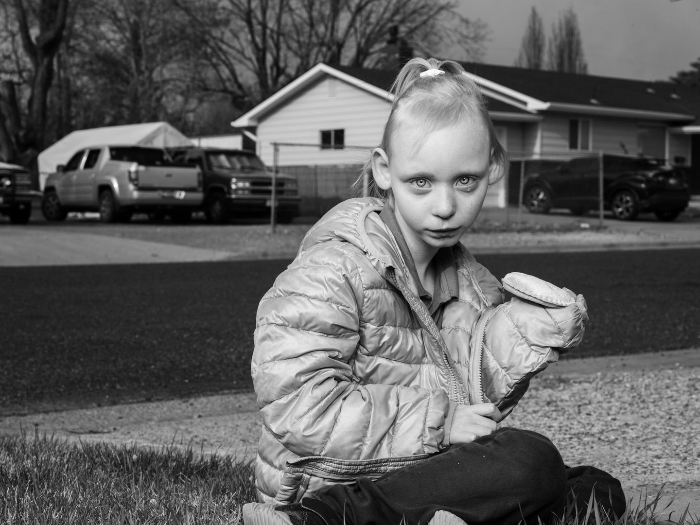 Gemeinsam klappt es: Emily (6 Jahre) Ein Kind sitzt auf der Straße und hält ein Sandwich in der Hand